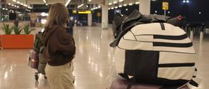 Eine afghanische Frau wartet am Flughafen in Islamabad auf ihre Ausreise nach Deutschland.