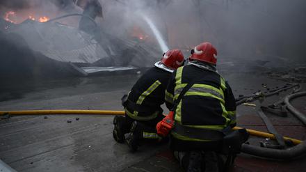 Ukrainische Feuerwehrleute löschen einen Brand in einem Lebensmittellager nach einem russischen Raketenangriff (Archiv-Foto)