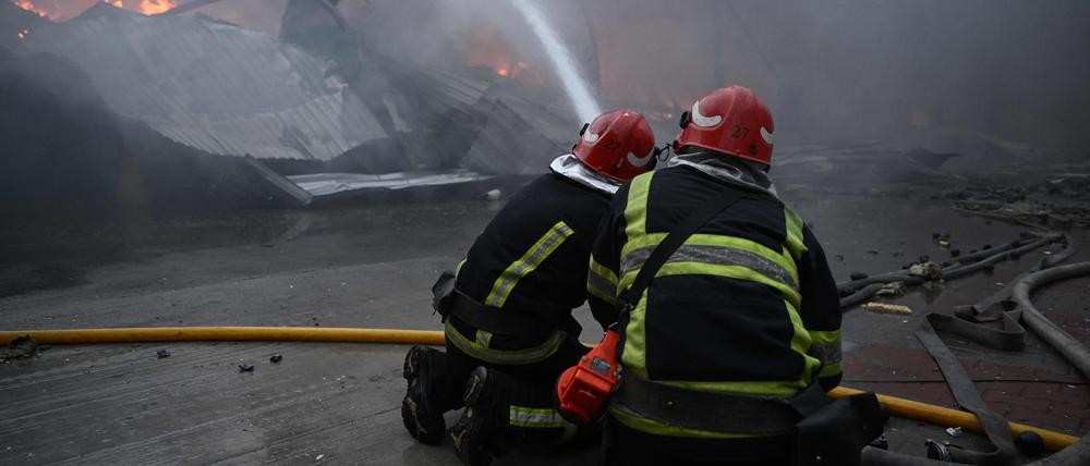 Ukrainische Feuerwehrleute löschen einen Brand in einem Lebensmittellager nach einem russischen Raketenangriff (Archiv-Foto)