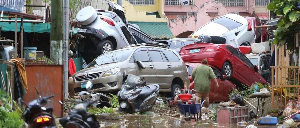 Autos wurden durch den Taifun übereinandergestapelt.