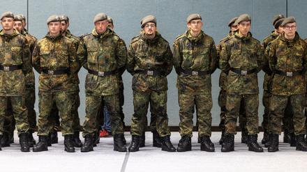 Soldaten des Heimatschutzregiments 5 der Bundeswehr stehen bei einem öffentlichen Regimentsappell in der Sporthalle.