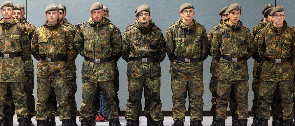 Soldaten des Heimatschutzregiments 5 der Bundeswehr stehen bei einem öffentlichen Regimentsappell in der Sporthalle.