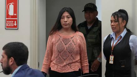 Die ehemalige peruanische Mnisterpräsidentin Betssy Chavez trifft in einem Polizeistützpunkt am Stadtrand von Lima zu ihrem Prozess ein.