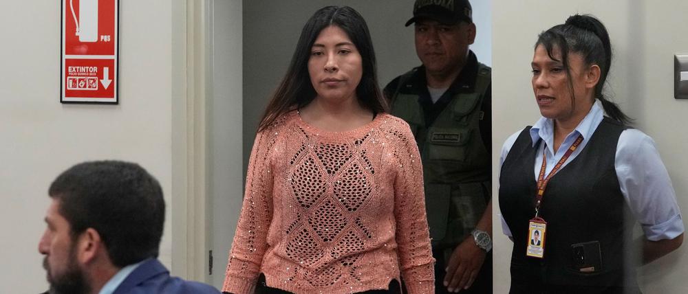 Die ehemalige peruanische Mnisterpräsidentin Betssy Chavez trifft in einem Polizeistützpunkt am Stadtrand von Lima zu ihrem Prozess ein.