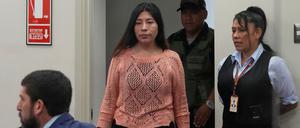 Die ehemalige peruanische Mnisterpräsidentin Betssy Chavez trifft in einem Polizeistützpunkt am Stadtrand von Lima zu ihrem Prozess ein.