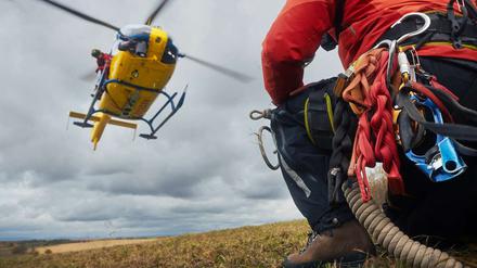 Rettungssanitäter und landender Hubschrauber des Rettungsdienstes // Weiterer Text über ots und www.presseportal.de/nr/13502 / Die Verwendung dieses Bildes für redaktionelle Zwecke ist unter Beachtung aller mitgeteilten Nutzungsbedingungen zulässig und dann auch honorarfrei. Veröffentlichung ausschließlich mit Bildrechte-Hinweis.