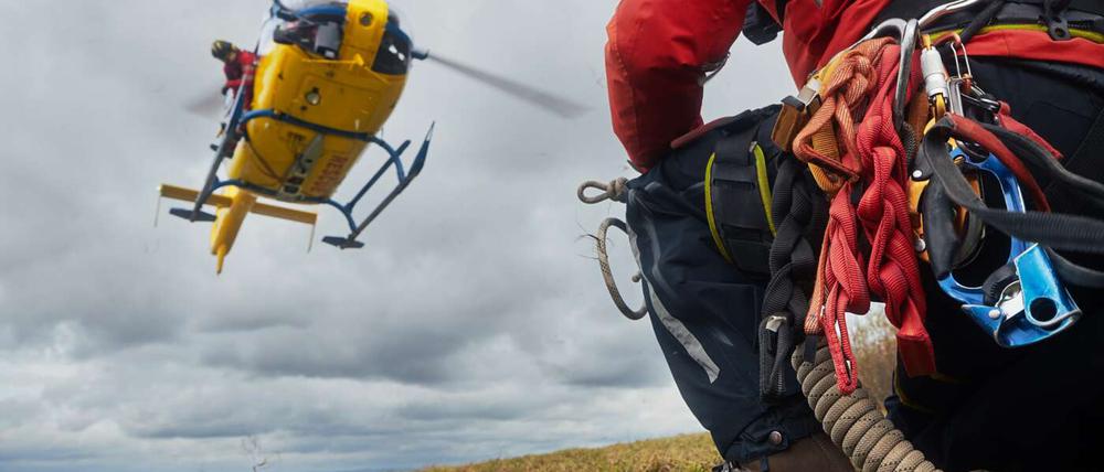 Rettungssanitäter und landender Hubschrauber des Rettungsdienstes // Weiterer Text über ots und www.presseportal.de/nr/13502 / Die Verwendung dieses Bildes für redaktionelle Zwecke ist unter Beachtung aller mitgeteilten Nutzungsbedingungen zulässig und dann auch honorarfrei. Veröffentlichung ausschließlich mit Bildrechte-Hinweis.