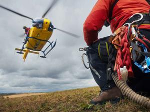 Rettungssanitäter und landender Hubschrauber des Rettungsdienstes // Weiterer Text über ots und www.presseportal.de/nr/13502 / Die Verwendung dieses Bildes für redaktionelle Zwecke ist unter Beachtung aller mitgeteilten Nutzungsbedingungen zulässig und dann auch honorarfrei. Veröffentlichung ausschließlich mit Bildrechte-Hinweis.