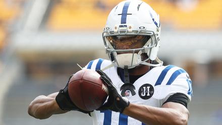 2. November 2025; Pittsburgh: Adonai Mitchell der Indianapolis Colts wärmt sich vor einem Spiel im Stadium auf.