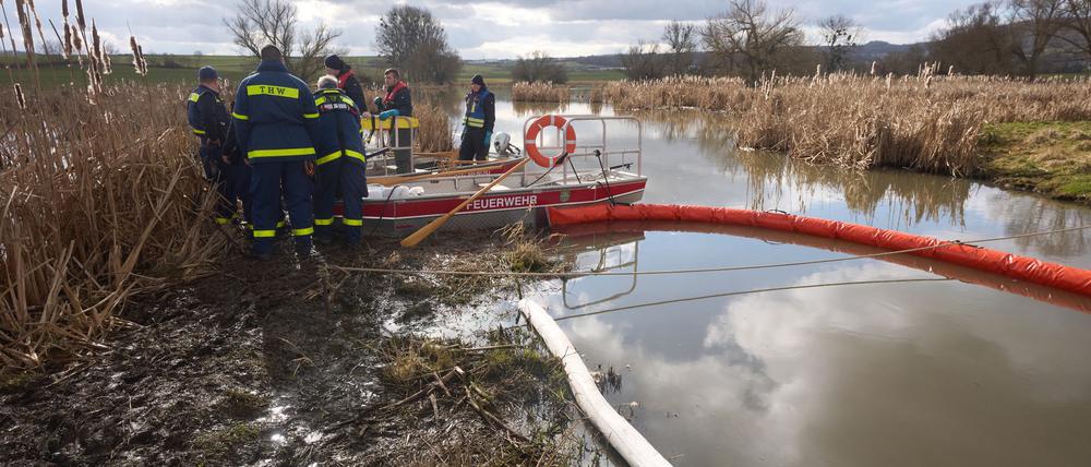 Bei Unfällen gelangen immer wieder Schadstoffe ins Wasser. (Symbolbild)