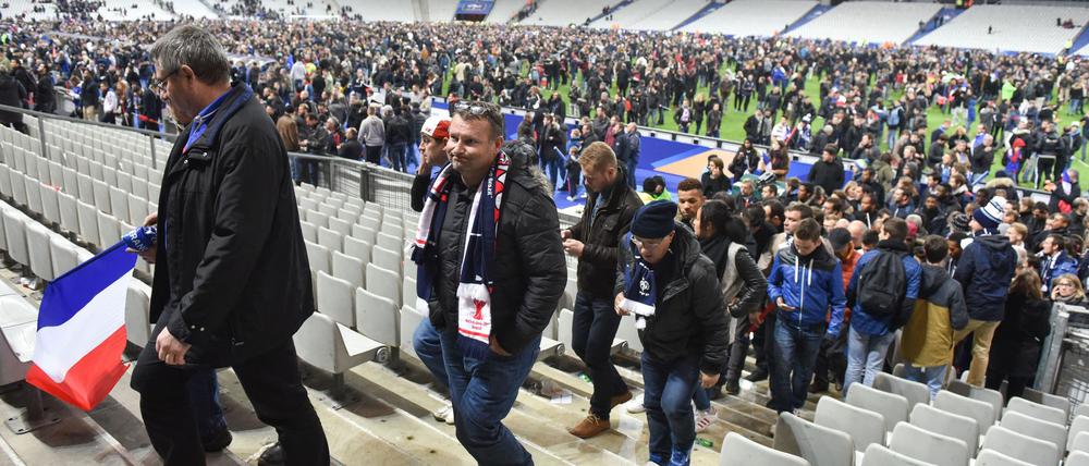 Nach dem Schlusspfiff versammelten sich viele Fans auf dem Rasen des Stadions (Archivbild). 