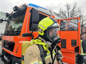 Die Berliner Feuerwehr ist in Reinickendorf wegen eines Brandes in einem Gebäude im Einsatz.