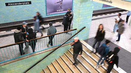Menschen laufen in der U-Bahnstation am Alexanderplatz in Berlin-Mitte.