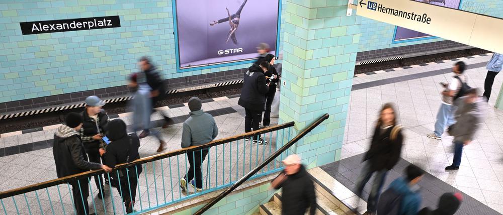 Menschen laufen in der U-Bahnstation am Alexanderplatz in Berlin-Mitte.