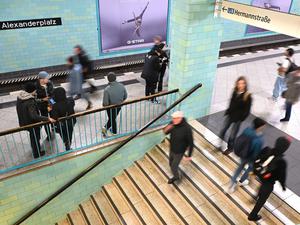 Menschen laufen in der U-Bahnstation am Alexanderplatz in Berlin-Mitte.