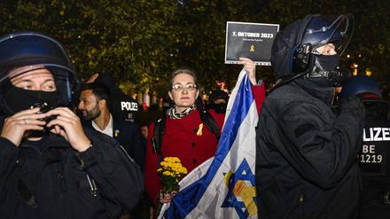 Antiisraelische Demo in Berlin. Hier im Bild die FDP-Politikerin Karoline Preisler, welche mit einer Israelfahne der Opfer des 7. Oktobers gedenkt.