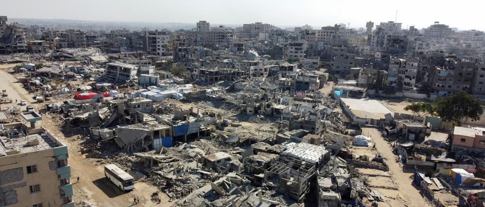 Der Blick einer Drohne auf zerstörte Häuser im Gazastreifen.