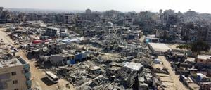 Der Blick einer Drohne auf zerstörte Häuser im Gazastreifen.