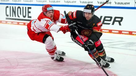 Nationalstürmer Tobias Rieder (r) fehlt verletzt beim Deutschland Cup in Landshut. (Archivbild)