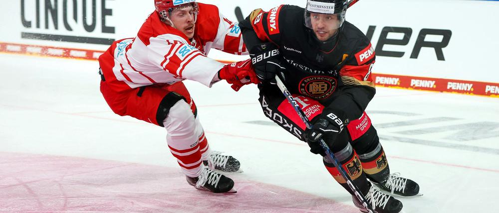 Nationalstürmer Tobias Rieder (r) fehlt verletzt beim Deutschland Cup in Landshut. (Archivbild)