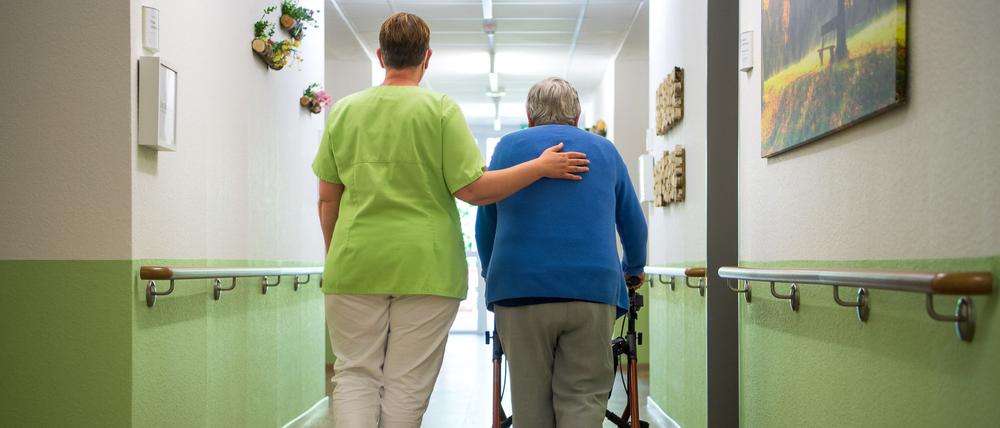 Die Pflege im Heim steht unter starkem Kostendruck.