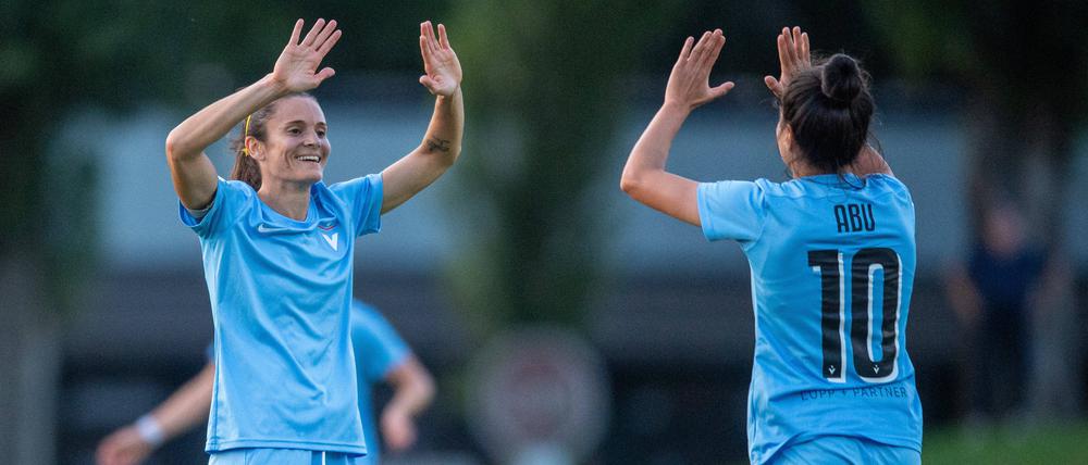 Freude bei Viktoria: Für die nächsten zwei Spielzeiten hat der Verein ausgesorgt und will jetzt in die Bundesliga.