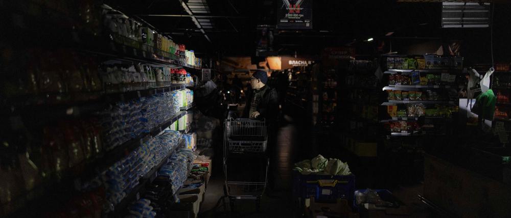 Ein Supermarkt in Charkiw, nach einem Stromausfal 16. Oktober 2025.