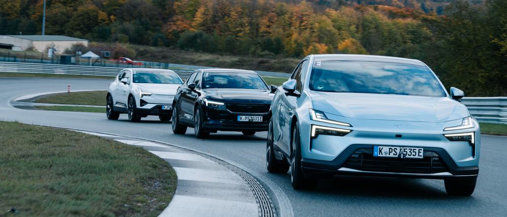 Elektrischer Dreiklang: Vorneweg der Polestar 2, dahinter der 4er und der 3er.