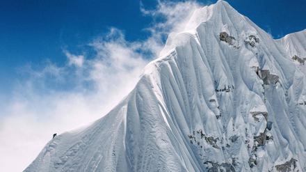 Auf diesem am 15. Oktober 2025 aufgenommenen Foto ist ein französischer Bergsteiger zu sehen, der sich in der Nähe des Gipfels des Jannu East befindet.