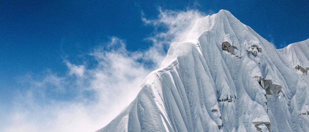 Auf diesem am 15. Oktober 2025 aufgenommenen Foto ist ein französischer Bergsteiger zu sehen, der sich in der Nähe des Gipfels des Jannu East befindet.