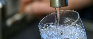 Trinkwasser läuft in einer Küche in ein Glas.