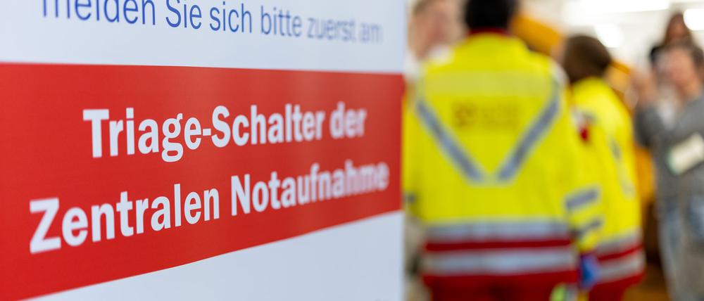 In manchen Notsituationen müssen Ärzte entscheiden, wer zuerst behandelt wird. (Archivbild)