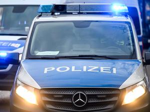 Weil ein Streit in einer Schule eskaliert und ein Schüler antisemitische Beleidigungen ruft, musste die Polizei eingreifen. (Symbolbild)