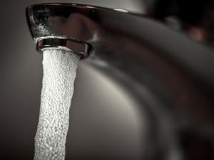 Trinkwasser läuft aus einem Wasserhahn. 