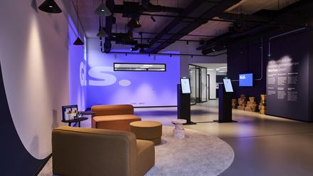 Geräumig und modern: im neuen Premium Paketshop von GLS können Kundinnen und Kunden die Zukunft des Paketversands erleben. // Weiterer Text über ots und www.presseportal.de/nr/118262 / Die Verwendung dieses Bildes für redaktionelle Zwecke ist unter Beachtung aller mitgeteilten Nutzungsbedingungen zulässig und dann auch honorarfrei. Veröffentlichung ausschließlich mit Bildrechte-Hinweis.