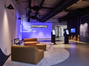 Geräumig und modern: im neuen Premium Paketshop von GLS können Kundinnen und Kunden die Zukunft des Paketversands erleben. // Weiterer Text über ots und www.presseportal.de/nr/118262 / Die Verwendung dieses Bildes für redaktionelle Zwecke ist unter Beachtung aller mitgeteilten Nutzungsbedingungen zulässig und dann auch honorarfrei. Veröffentlichung ausschließlich mit Bildrechte-Hinweis.