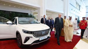 Der türkische Präsident Recep Tayyip Erdogan präsentiert Mitte Oktober Kuwaits Emir Sheikh Meshal al-Ahmad al-Sabah in Kuwait City einen nigelnagelneuen, elektrisch betriebenen Togg.