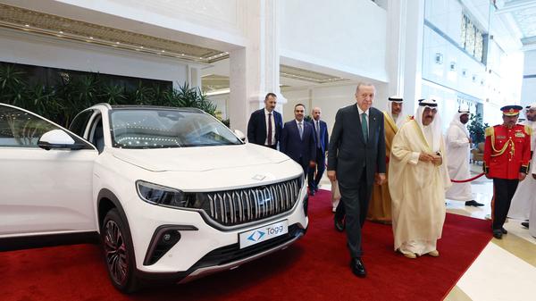 Der türkische Präsident Recep Tayyip Erdogan präsentiert Mitte Oktober Kuwaits Emir Sheikh Meshal al-Ahmad al-Sabah in Kuwait City einen nigelnagelneuen, elektrisch betriebenen Togg.