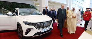 Der türkische Präsident Recep Tayyip Erdogan präsentiert Mitte Oktober Kuwaits Emir Sheikh Meshal al-Ahmad al-Sabah in Kuwait City einen nigelnagelneuen, elektrisch betriebenen Togg.