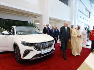 Der türkische Präsident Recep Tayyip Erdogan präsentiert Mitte Oktober Kuwaits Emir Sheikh Meshal al-Ahmad al-Sabah in Kuwait City einen nigelnagelneuen, elektrisch betriebenen Togg.