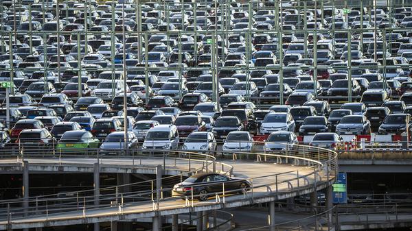 Im Konsumbereich verzeichnet Deutschland Zunahmen im Pkw-Bestand, im Flugverkehr und bei Privatjets.