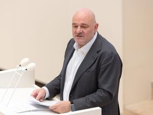 Das Kabinett um Brandenburgs Finanzminister Robert Crumbach hat Weichen für das Sondervermögen Infrastruktur des Bundes in Brandenburg gestellt (Archivbild).