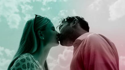 Ein Mann und eine Frau küssen sich.