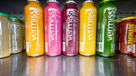 „Vermisst“ steht groß auf den Smoothie-Flaschen von True Fruits - auf der Rückseite wird mit Fotos nach zwei seit Jahren vermissten Personen gesucht.