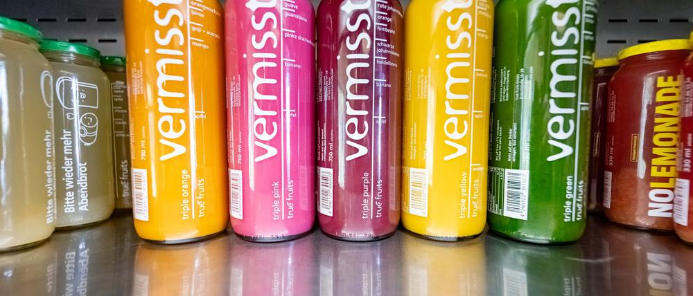 „Vermisst“ steht groß auf den Smoothie-Flaschen von True Fruits - auf der Rückseite wird mit Fotos nach zwei seit Jahren vermissten Personen gesucht.