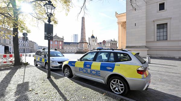 Autos wurden am Set in Potsdam mit der Aufschrift „Police“ bedruckt.