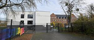 Schulfördervereine stehen für einen wesentlichen Teil des Spendenaufkommens an die Landeshauptstadt. Allein der Förderverein des Humboldt-Gymnasiums sammelte 2023 und 2024 knapp 50.000 Euro.