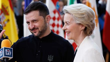 Die Präsidentin der Europäischen Kommission, Ursula von der Leyen (r), der ukrainische Präsident Wolodymyr Selenskyj (M), und der Präsident des Europäischen Rates, Antonio Costa, treffen im Gebäude des Europäischen Rates zu einem EU-Gipfel ein.