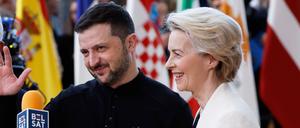 Die Präsidentin der Europäischen Kommission, Ursula von der Leyen (r), der ukrainische Präsident Wolodymyr Selenskyj (M), und der Präsident des Europäischen Rates, Antonio Costa, treffen im Gebäude des Europäischen Rates zu einem EU-Gipfel ein.