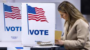 Eine Wählerin aus Fairfax County füllt ihren Stimmzettel für die Wahl 2025 im Wahllokal des Fairfax County Government Center in Fairfax, Virginia, USA, am 4. November 2025 aus.